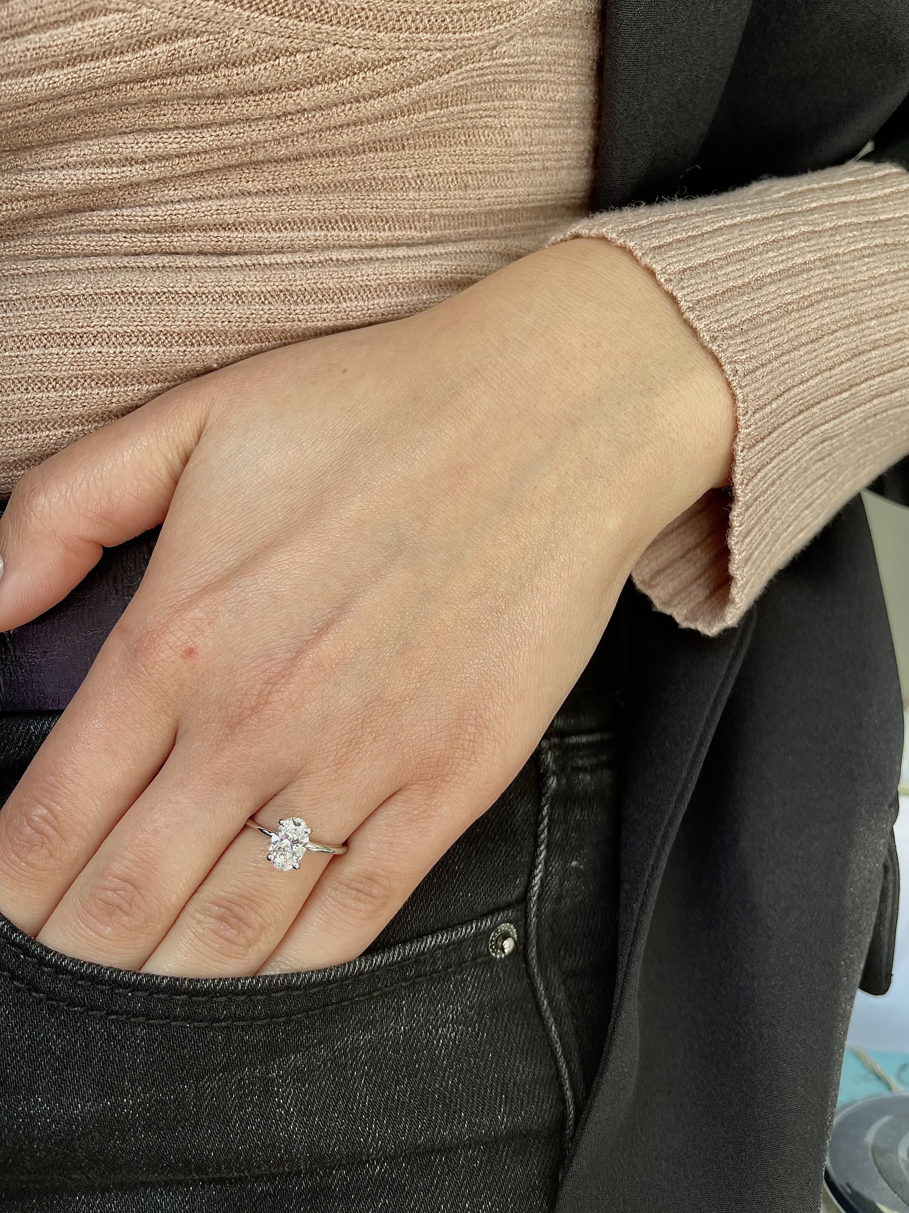 612: White Gold 14K VIR-1-DVVS2-OVAL-LG