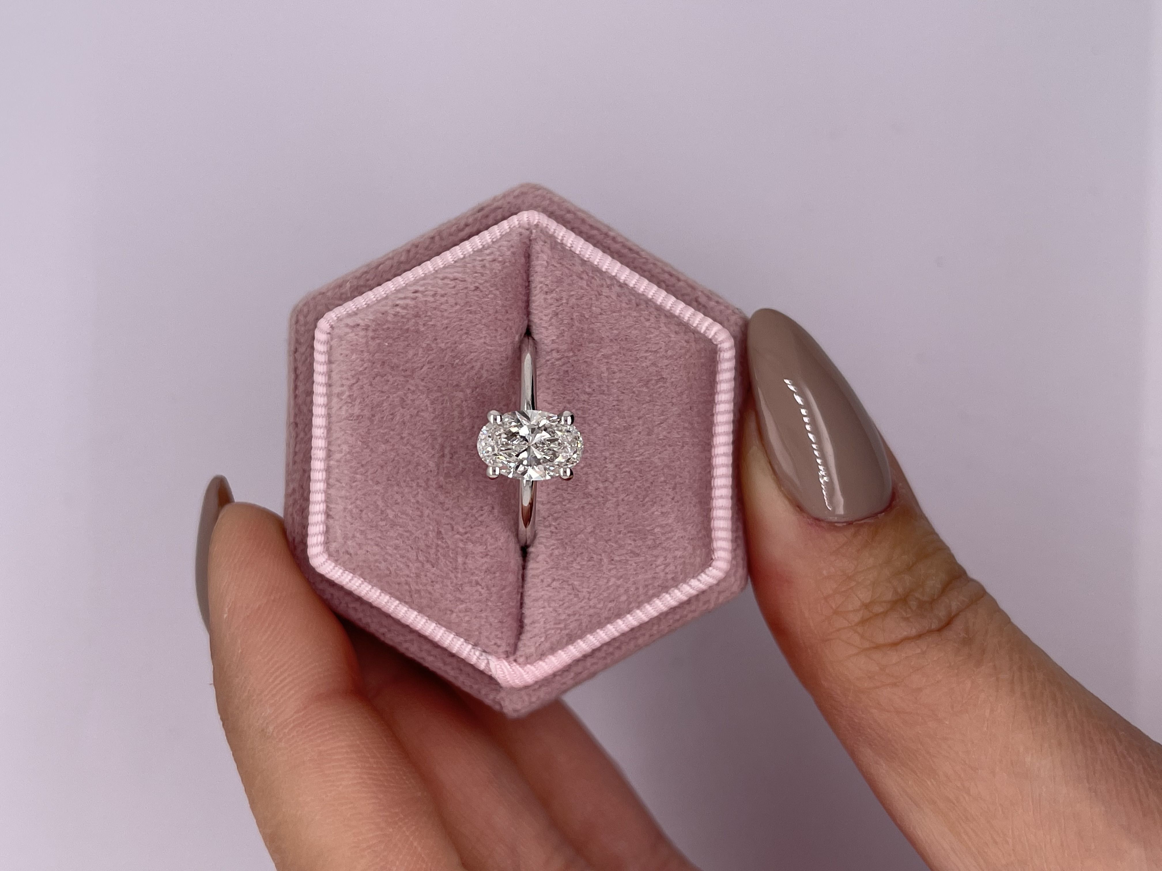 612: White Gold 14K VIR-1-DVVS2-OVAL-LG