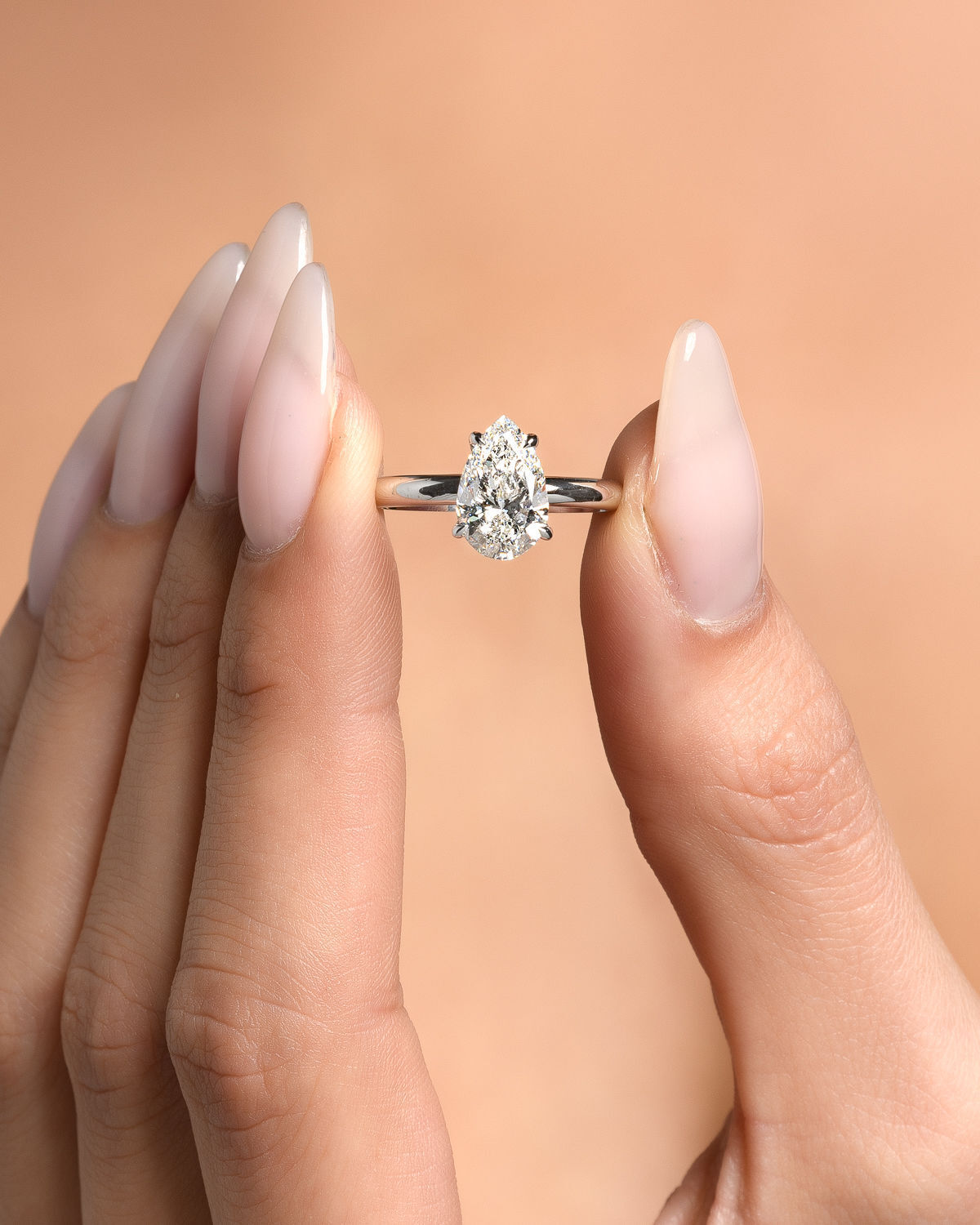 716: White Gold 18K VIR-4-FVS1-Pear-LG