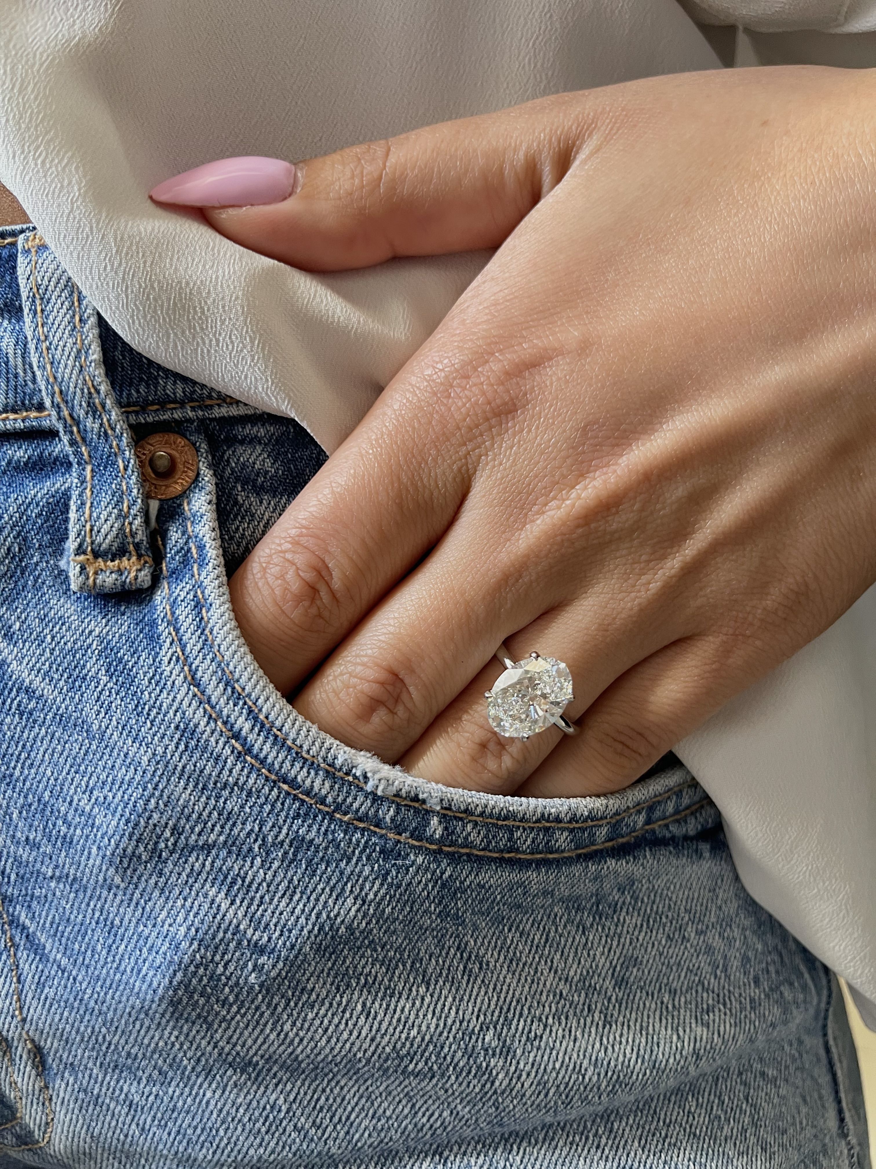 719: White Gold 14K VIR-4-FVVS2-OVAL-LG