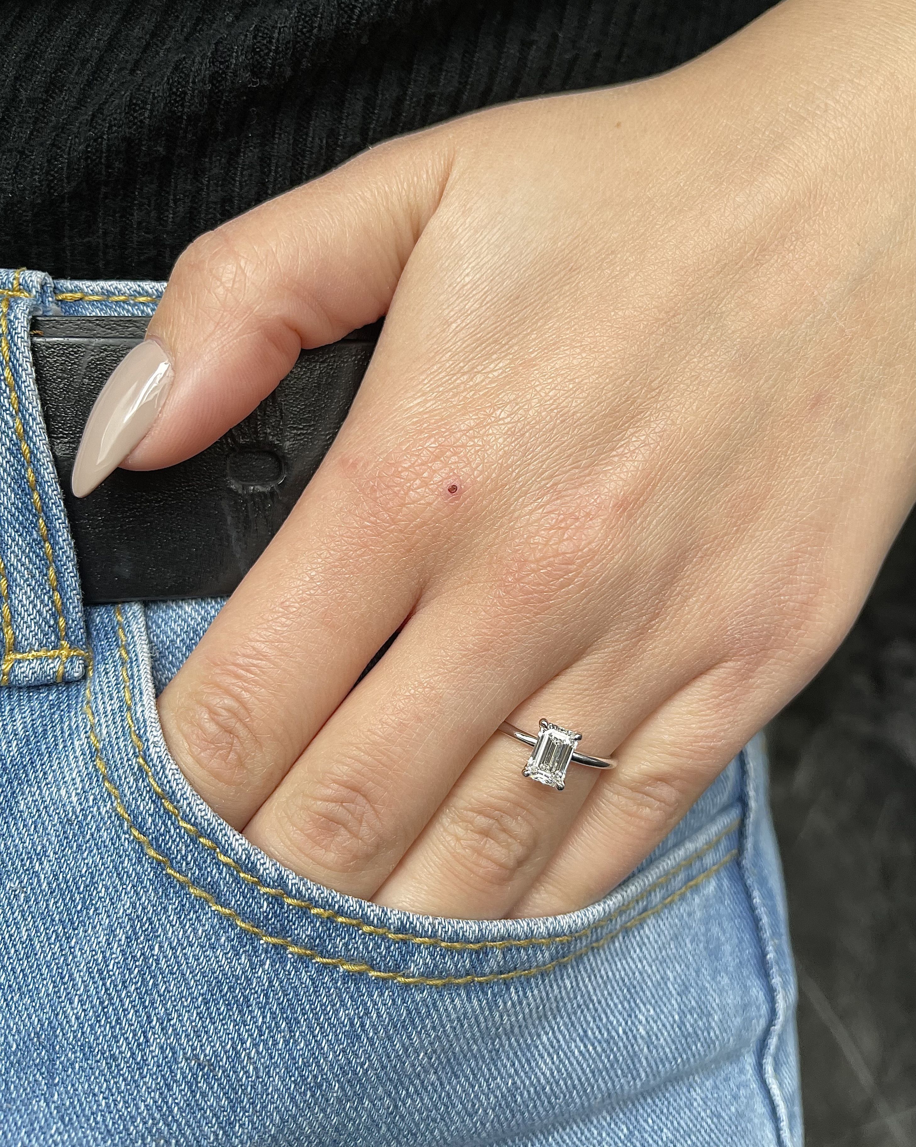 613A: White Gold 14K VIR-1.5-EVVS2-EMR-LG