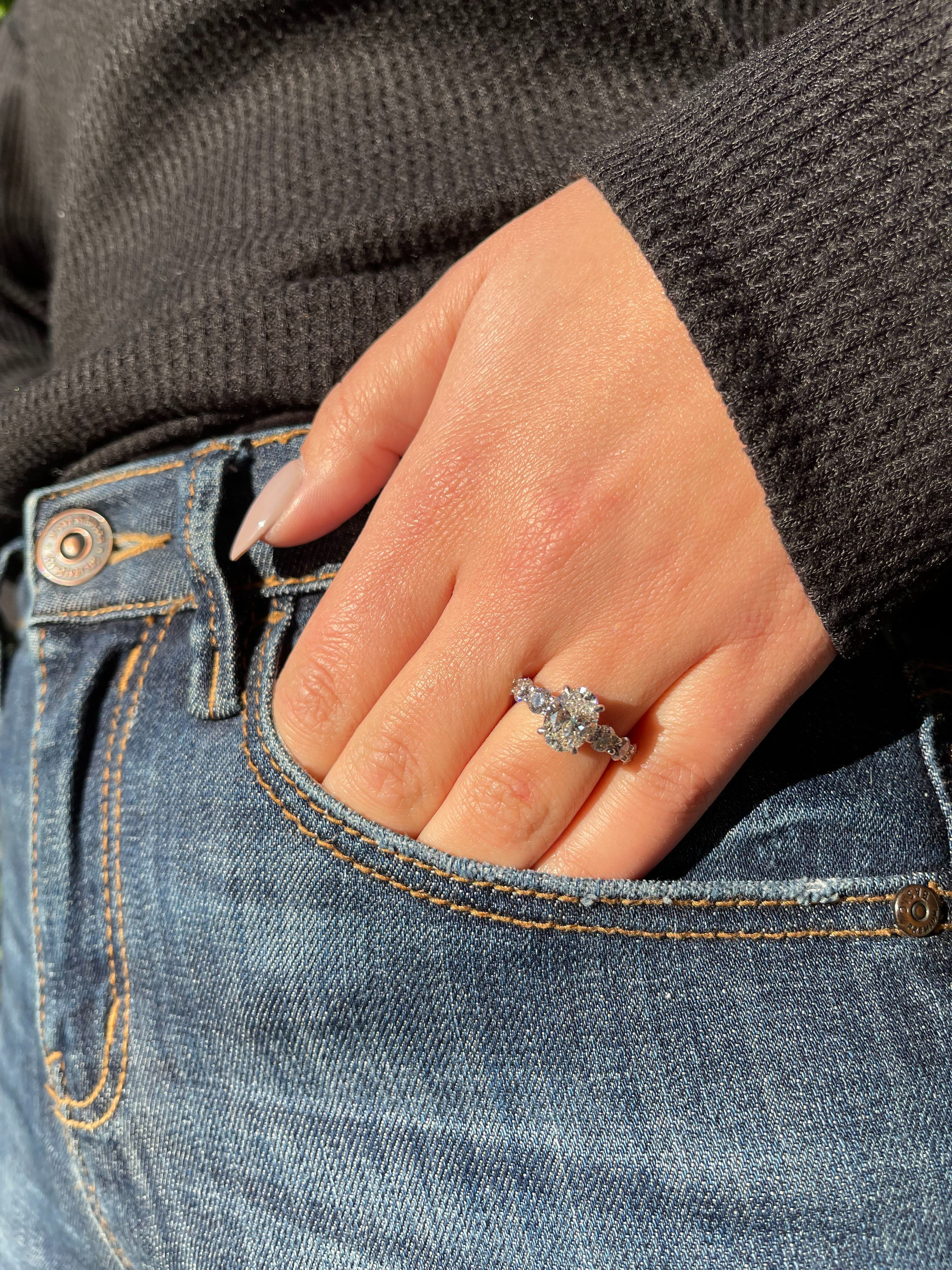 599: White Gold 14K VIR-3-EVVS2-Oval-LG SS_FVS_ROUND