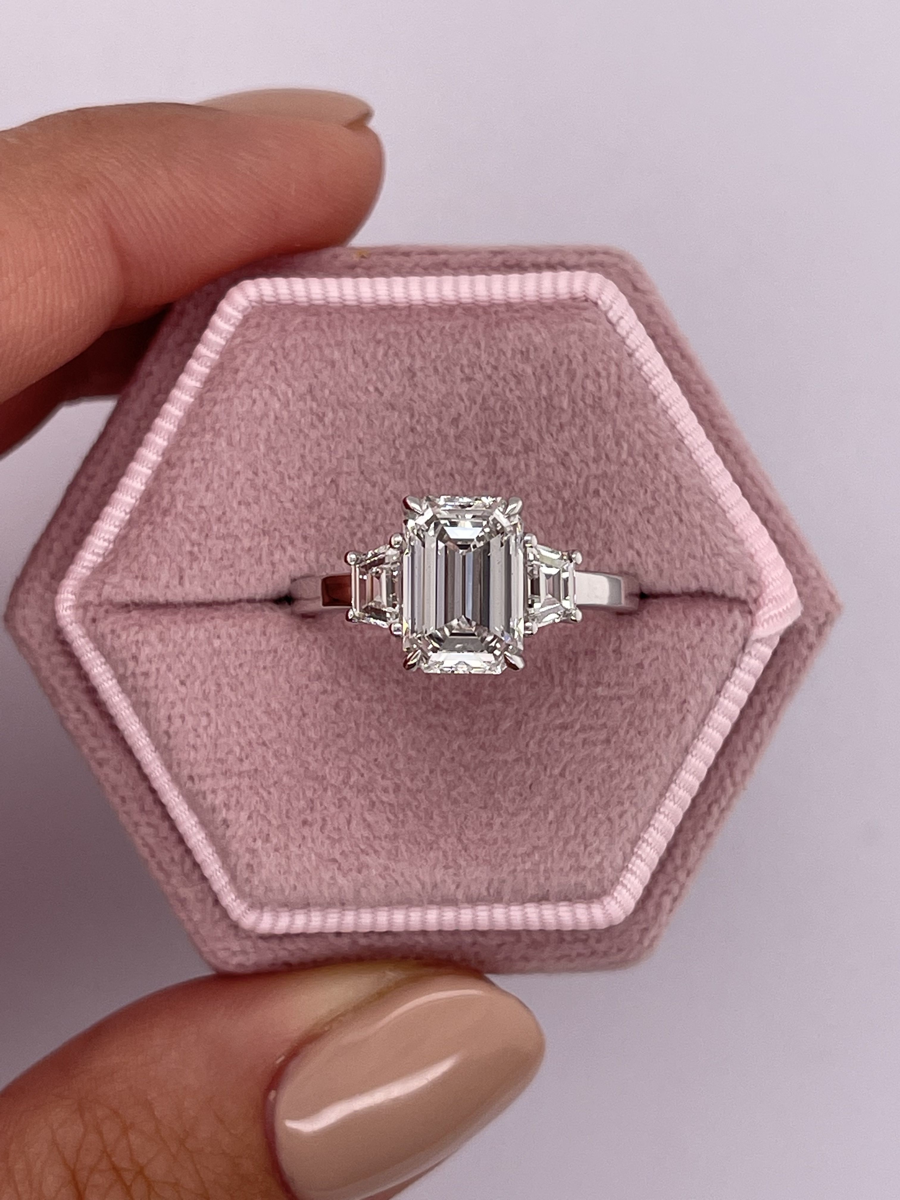558: White Gold 14K VIR-3-EVVS2-EMR-LG SS_FVS2_TRPZ